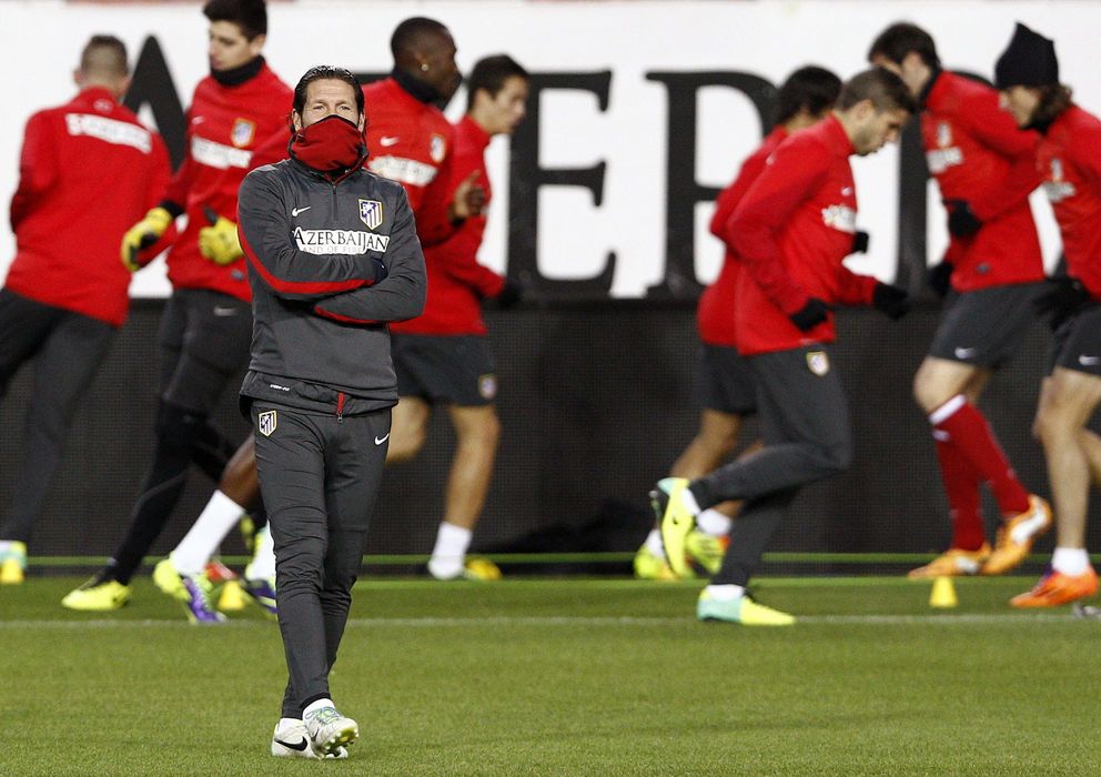 Foto: Simeone, con sus jugadores al fondo, en un entrenamiento reciente del Atlético de Madrid.