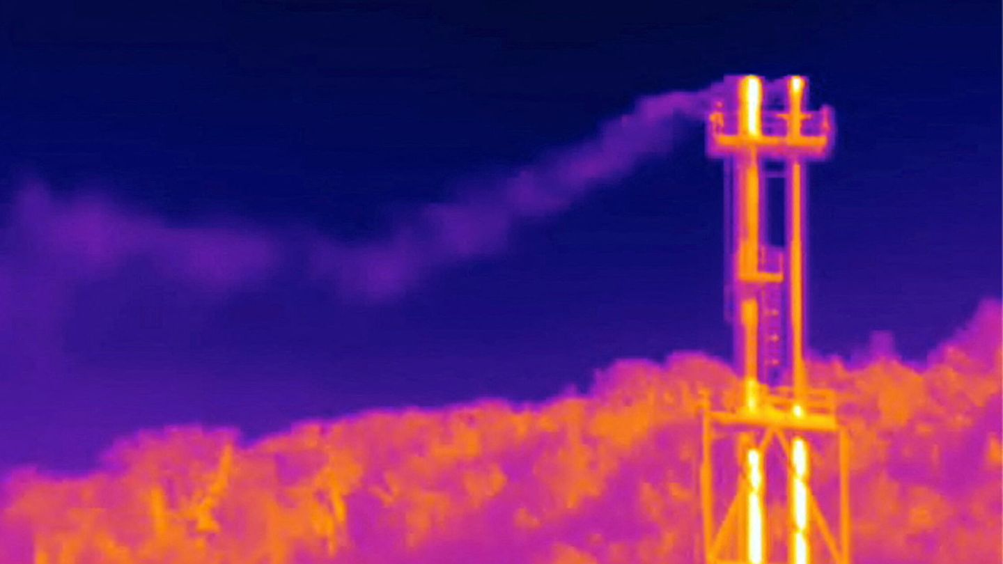Emisiones de metano de la industria petroquímica captadas por una cámara infrarroja. (CATF/James Turitto/Reuters)