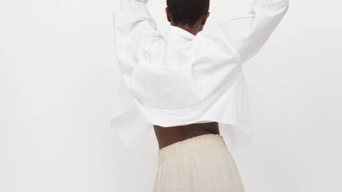 Ancho, cómodo, fresquito y en tres colores: el pantalón low cost de H&M