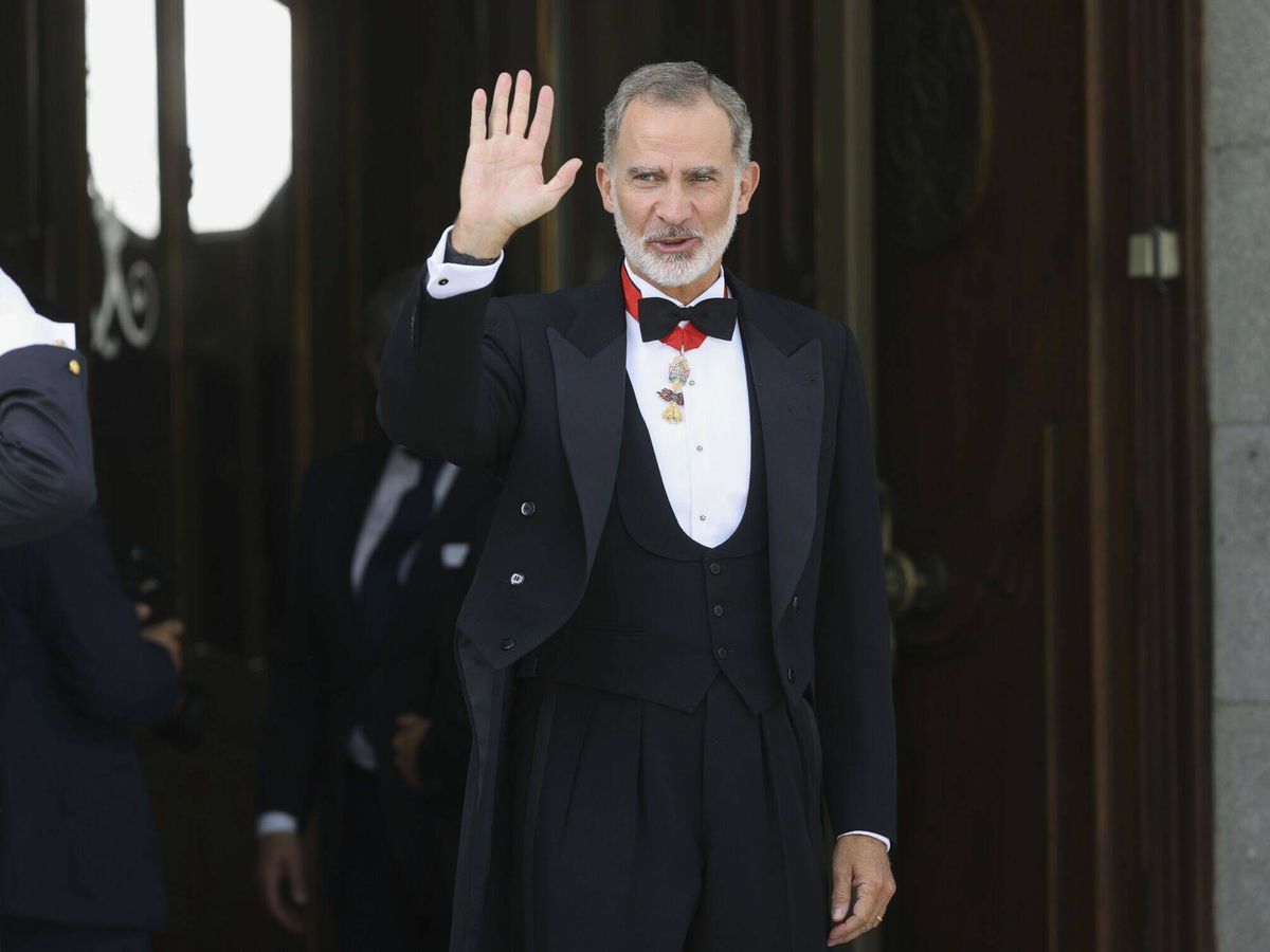 Foto: El rey Felipe saluda a su salida del acto de apertura del Año Judicial 2023/2024. (EFE/Kiko Huesca)