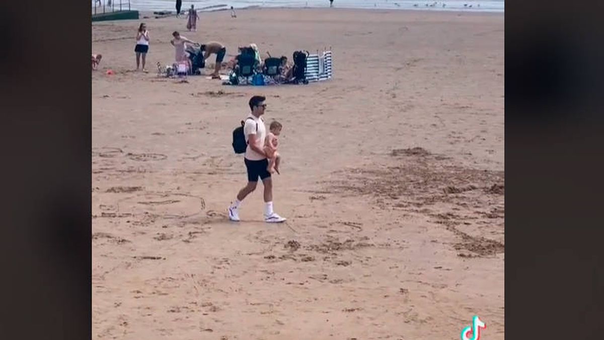 Salva a un bebé de ser atropellado en la playa y no encuentra a sus padres