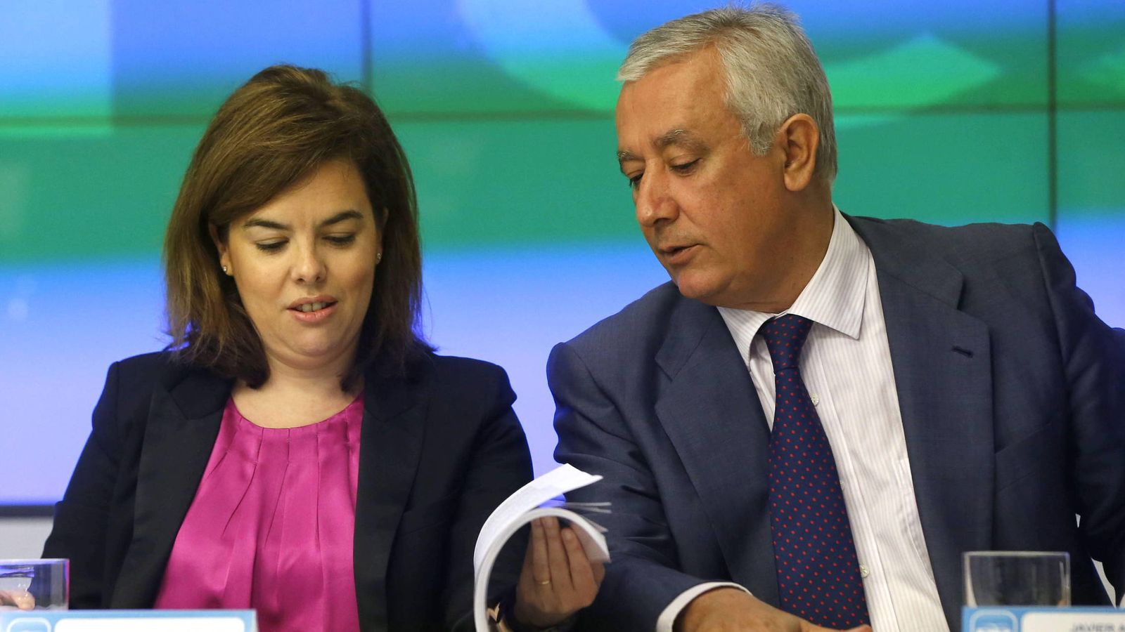Foto: La vicepresidenta del Gobierno, Soraya Sáenz de Santamaría (i), junto al vicesecretario general del PP, Javier Arenas. (EFE)