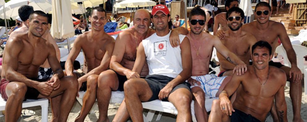 Foto: Los futbolistas llegan a las playas de Ibiza