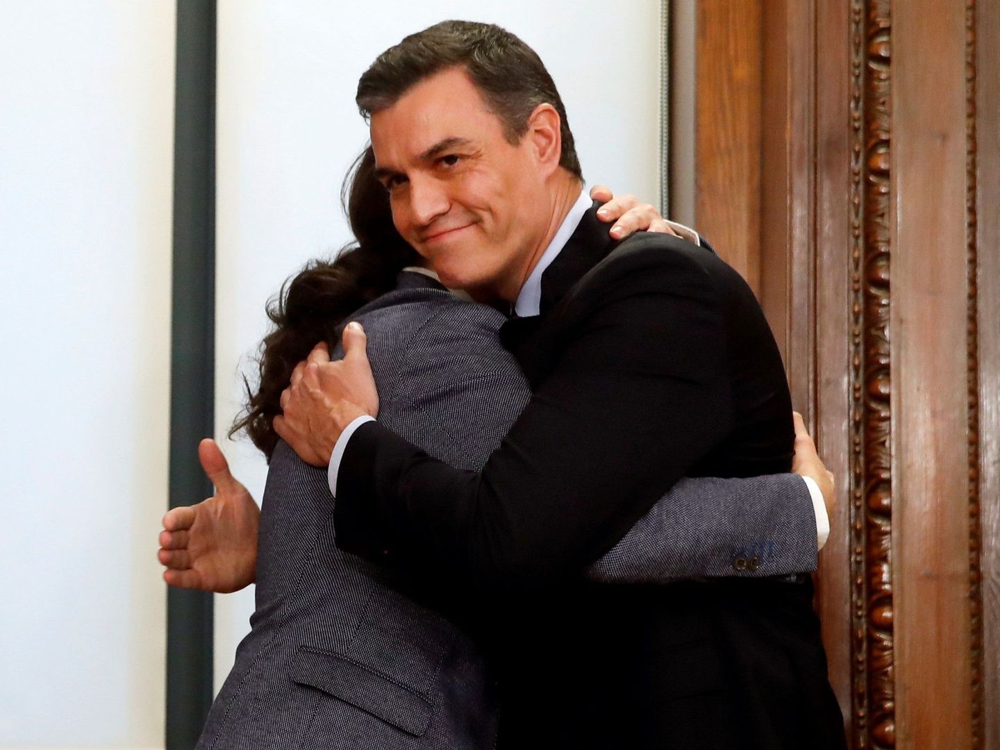 Pedro Sánchez y Pablo Iglesias se abrazan tras rubricar su acuerdo de coalición. (EFE)