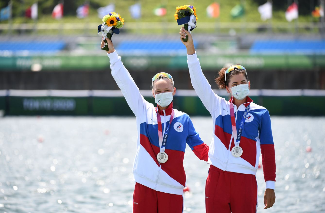 Vasilisa Stepanova y Elena Oryabinskaya celebran sus medallas de plata. (Reuters)