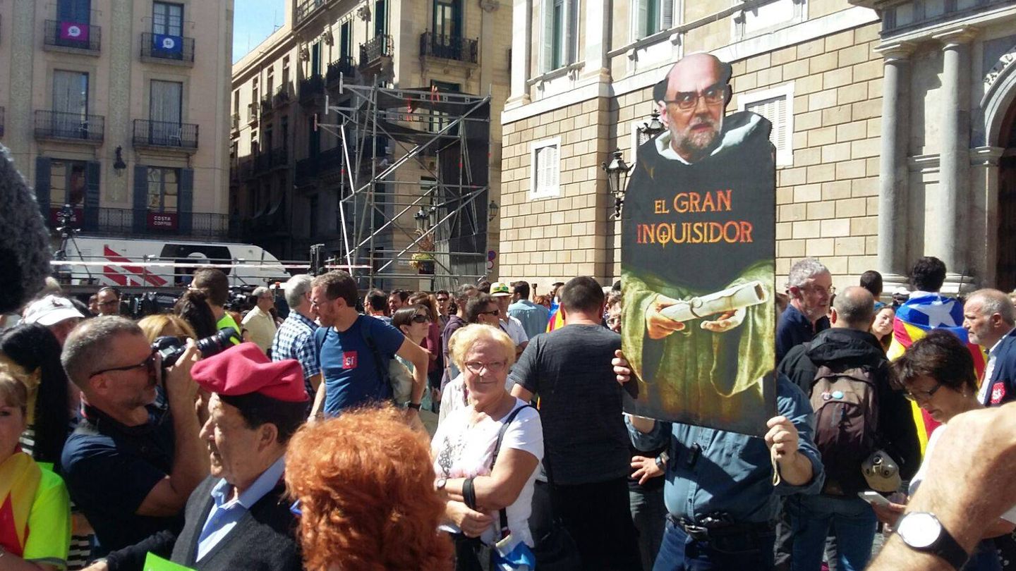 La protesta en la Plaza de San Jaime. (Foto: Rafa Méndez)