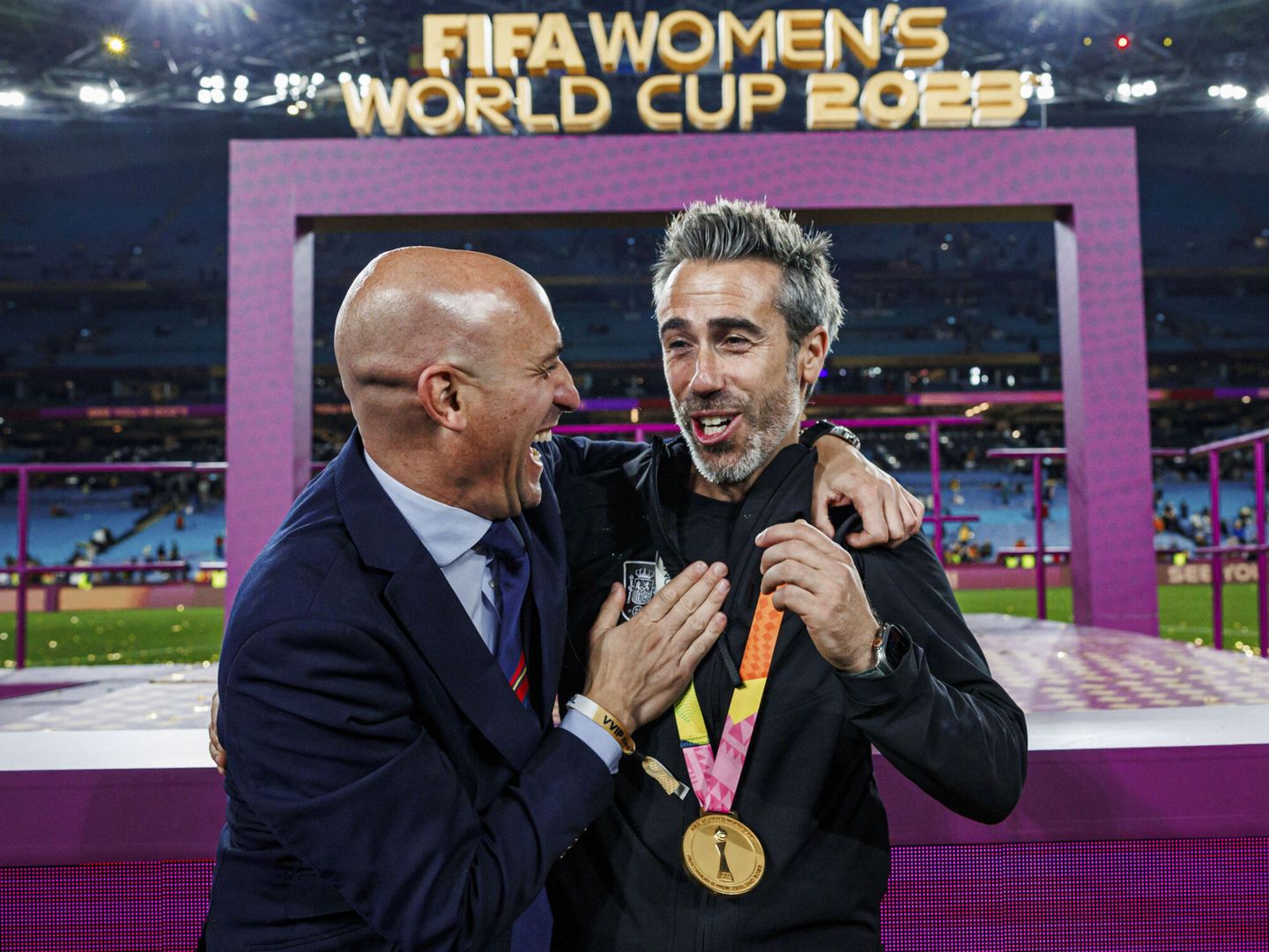 Jorge Vilda es felicitado efusivamente por Rubiales tras ganar el Mundial. (RFEF/Pablo García)