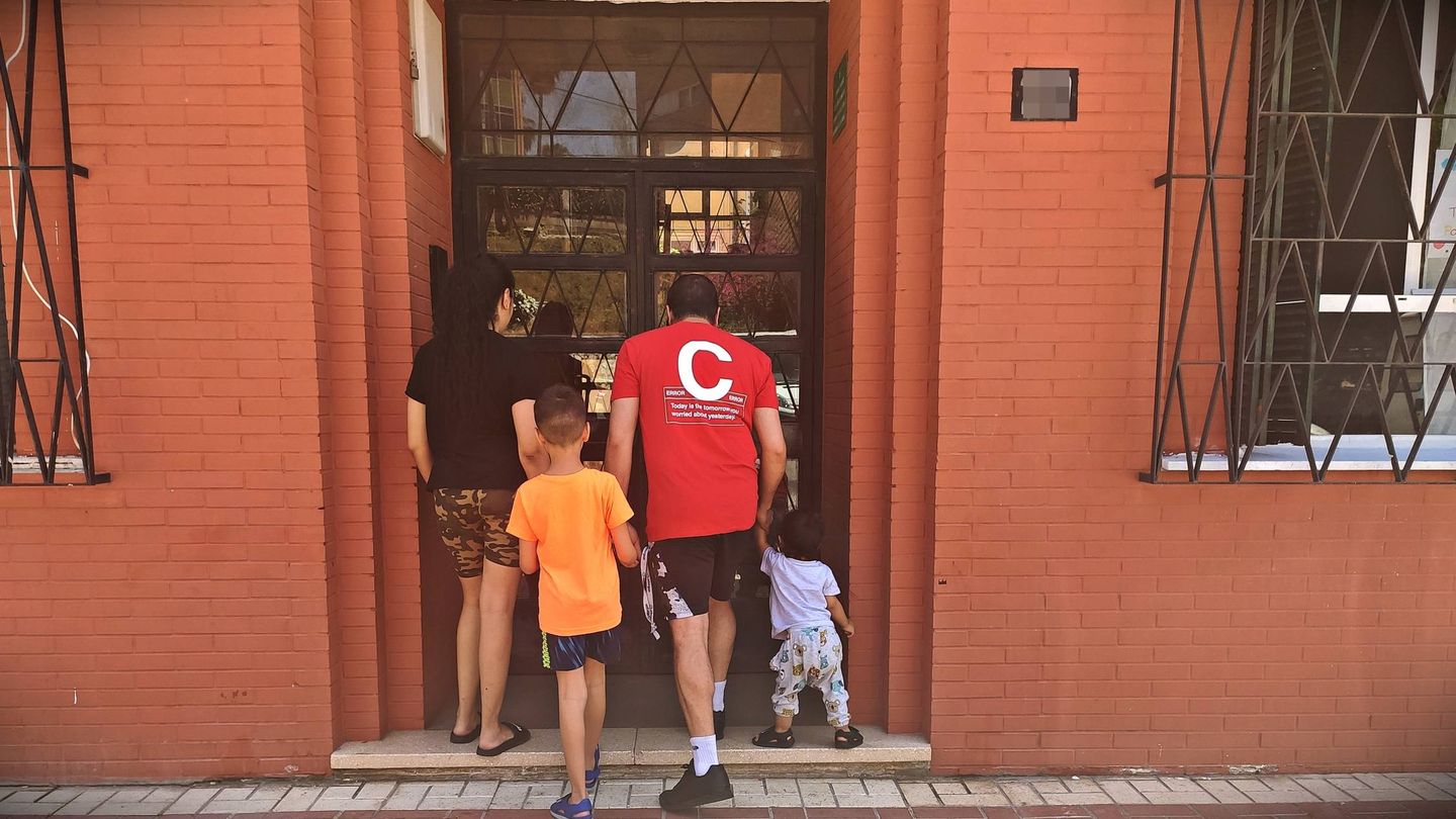 Jesús y Coral, con sus hijos, entrando en el portal de su casa del barrio de la Cruz Verde. (Cedida)