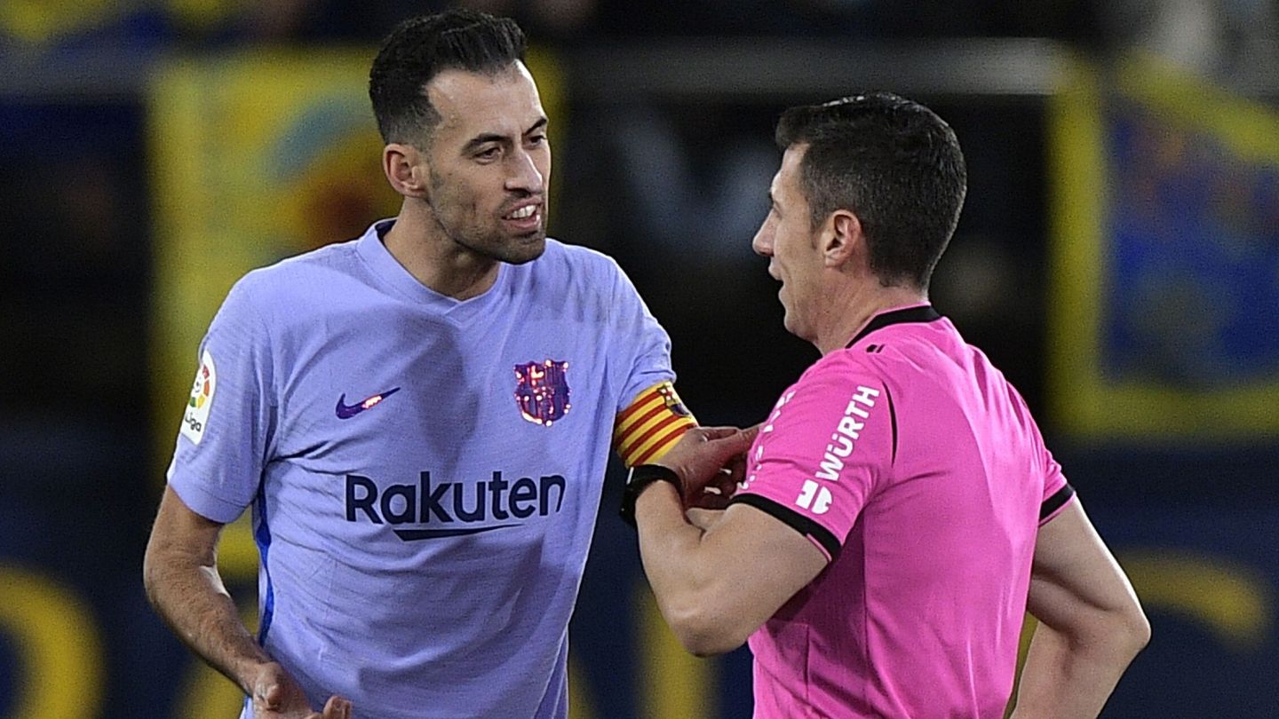 Sergio Busquets habla con Soto Grado, árbitro principal del Villarreal-Barça. (Reuters/Pablo Morano)