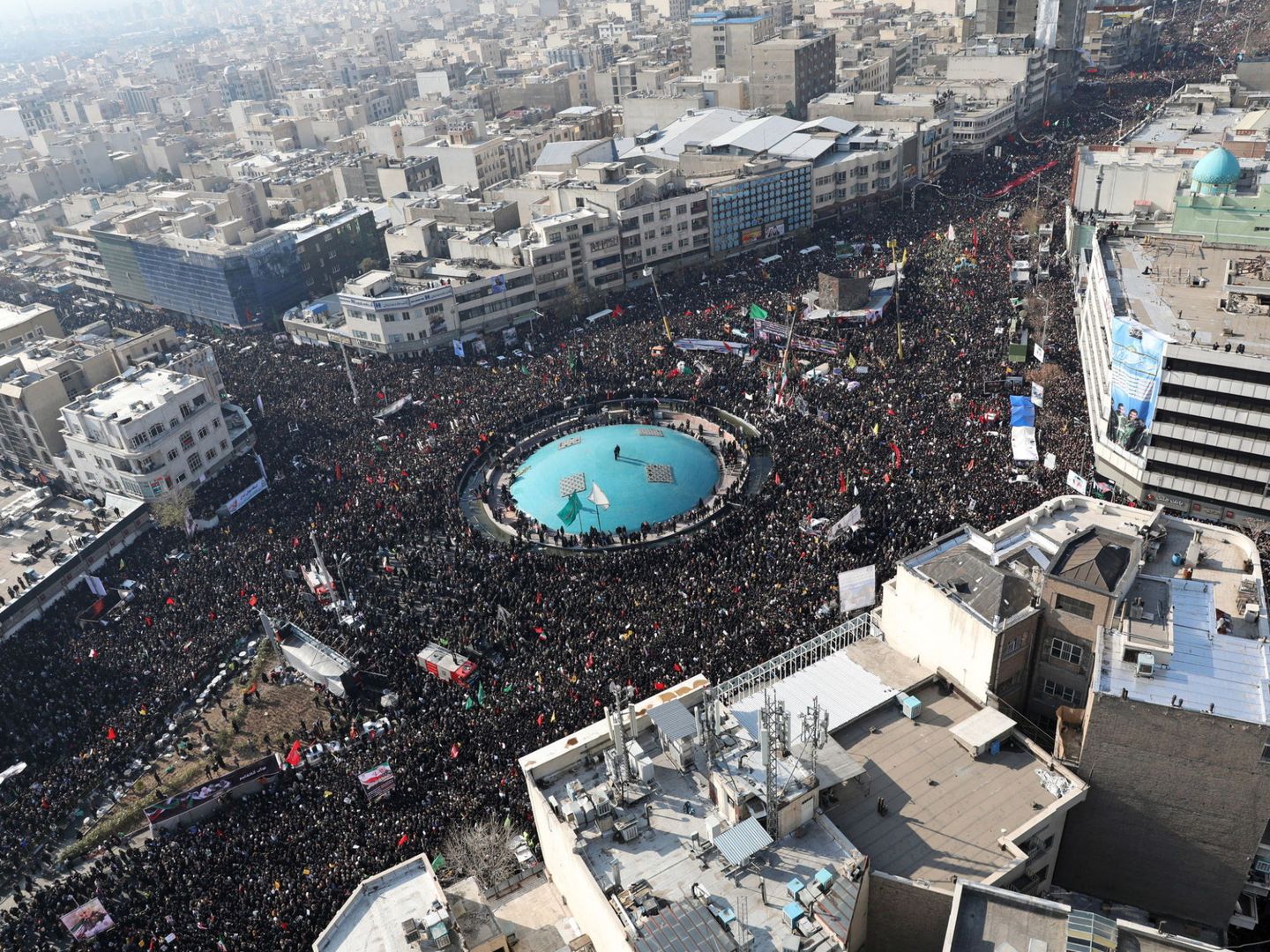 La marcha durante el transporte del féretro de Soleimani (Reuters)