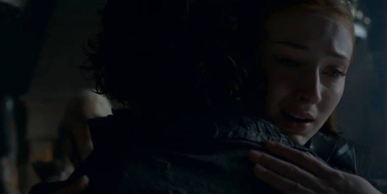 Sansa Stark abraza emocionada a Theon Greyjoy. (HBO)