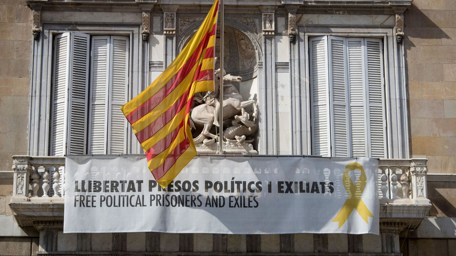 Foto: Vista de la fachada del Palau de la Generalitat con un cartel y un lazo amarillo reivindicando la libertad de los políticos encarcelados. (EFE)