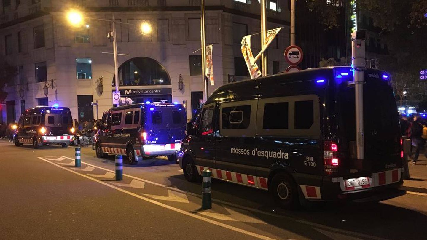 Diez furgones de antidisturbios en la zona sur de plaza Cataluña. (D.B)