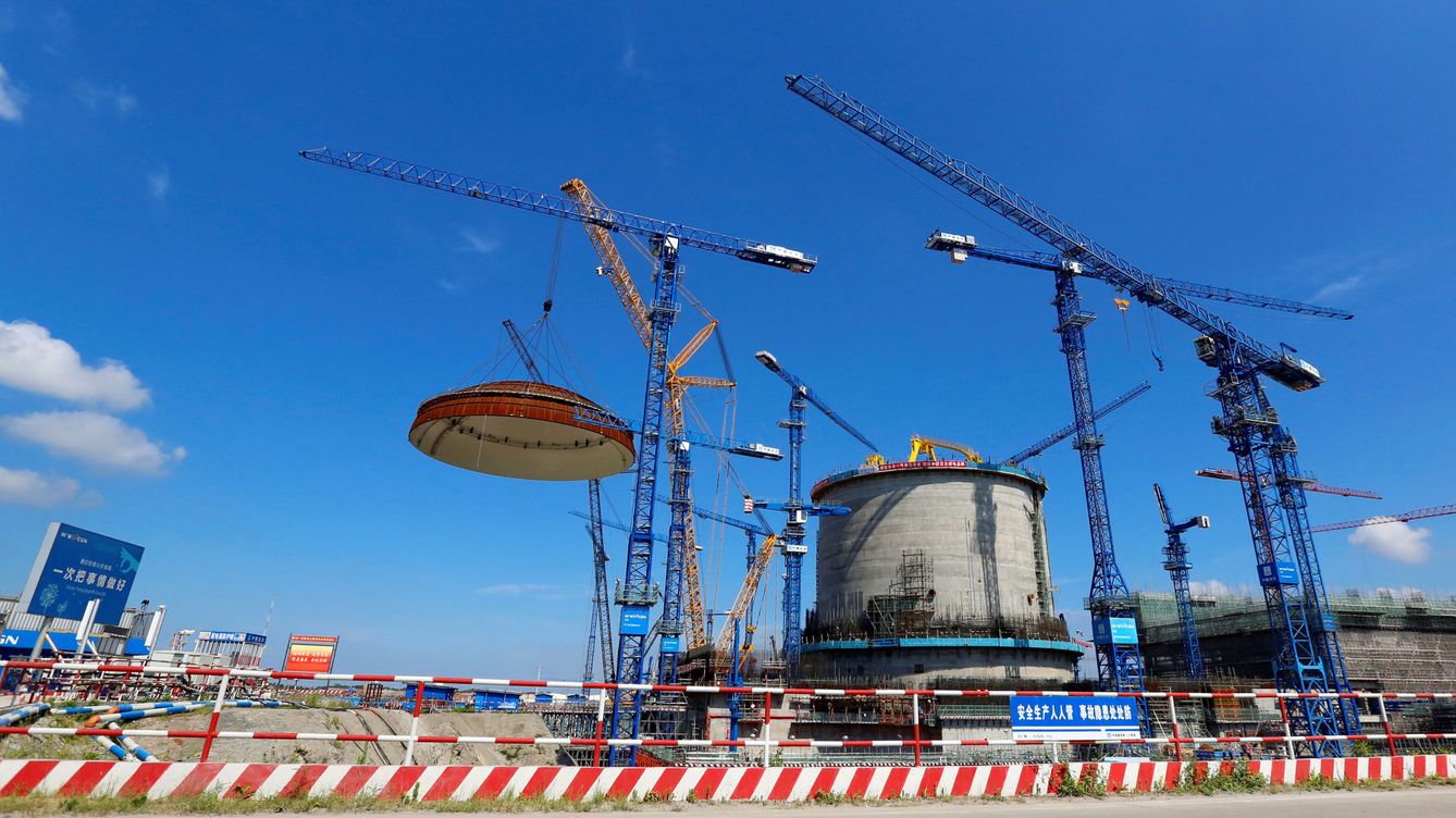 Foto: Instalación del domo en una central nuclear china Hualong One en la planta de Fangchenggang, Guangxi Zhuang (China Daily/Reuters)