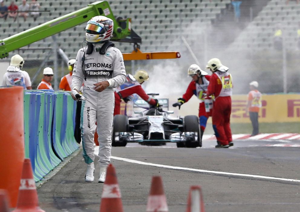 Foto: Lewis Hamilton abandonando este sábado el lugar del incidente.