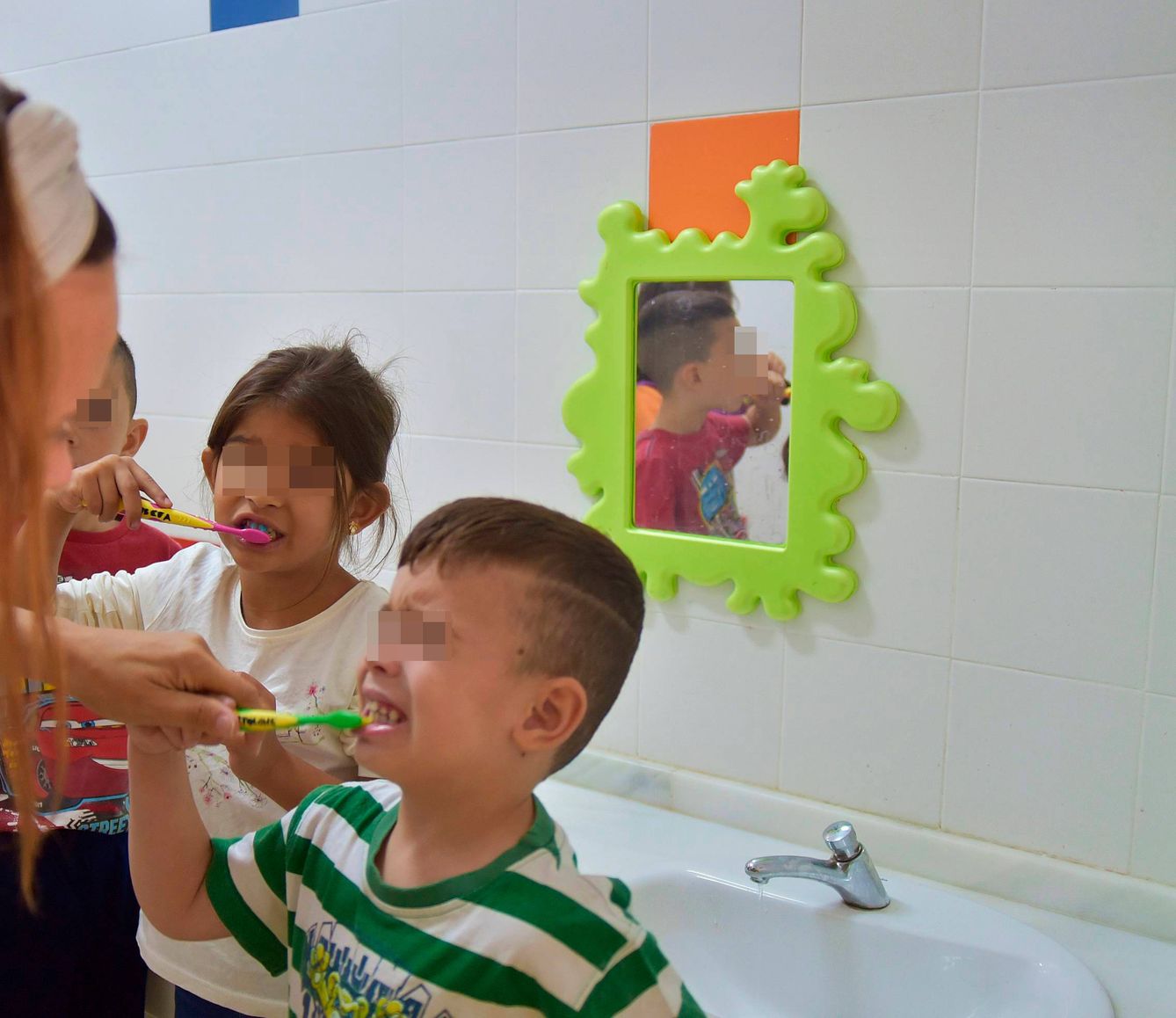 Niños de Infantil lavándose los dientes. (Toñi Guerrero)