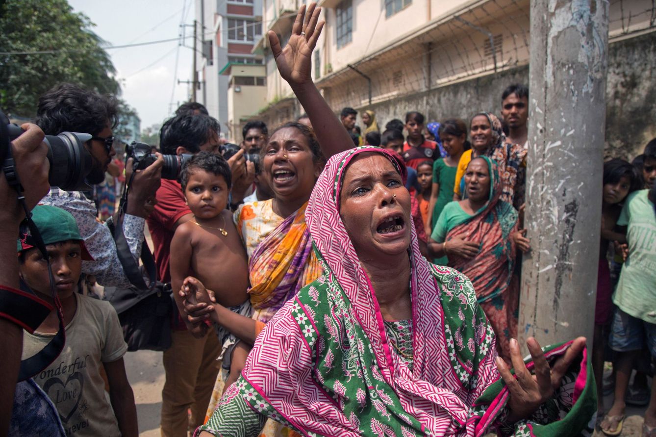 Familiares de detenidos lloran tras una operación antidroga en Dacca. (EFE)
