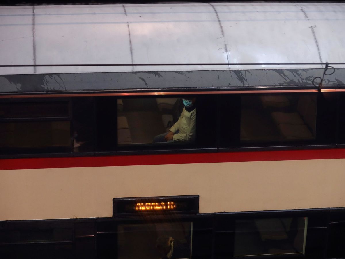 Foto: Un tren realiza su servicio en la estación de cercanías de Atocha-Renfe. (EFE/Juanjo Martín)
