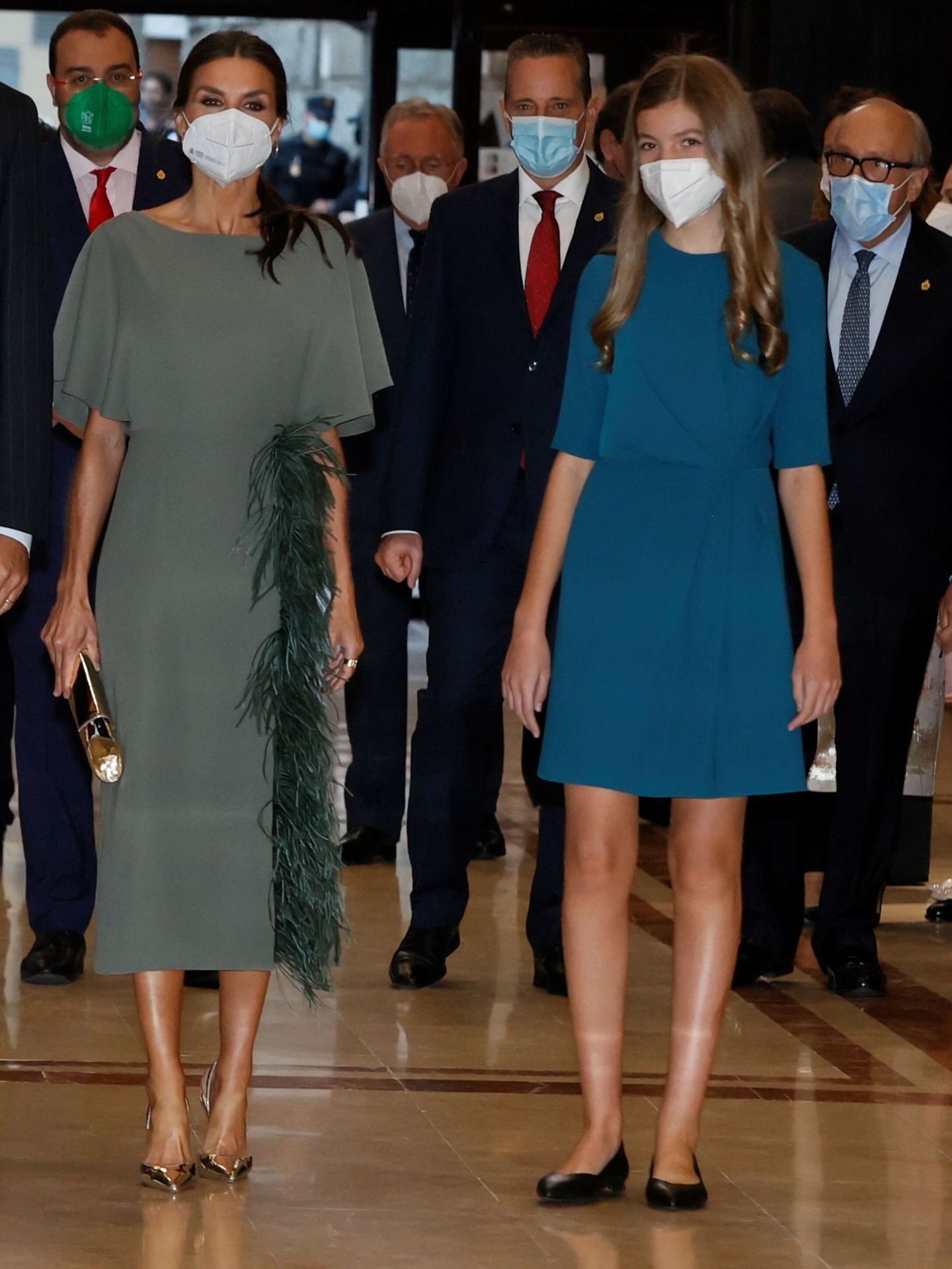 La infanta Sofía, junto a su madre a su llegada al tradicional concierto de los Premios Princesa de Asturias. (EFE)