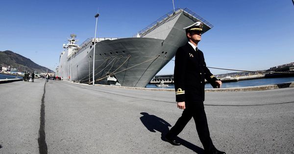 Foto: Un oficial ante el portaaviones "Juan Carlos I", el buque insignia de la Armada española. (EFE)