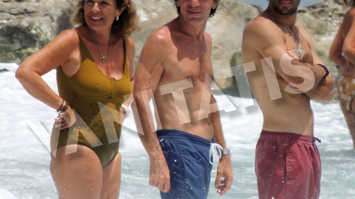 La familia Aznar Botella exhibe cuerpazo en la playa (superabdominales incluidos)