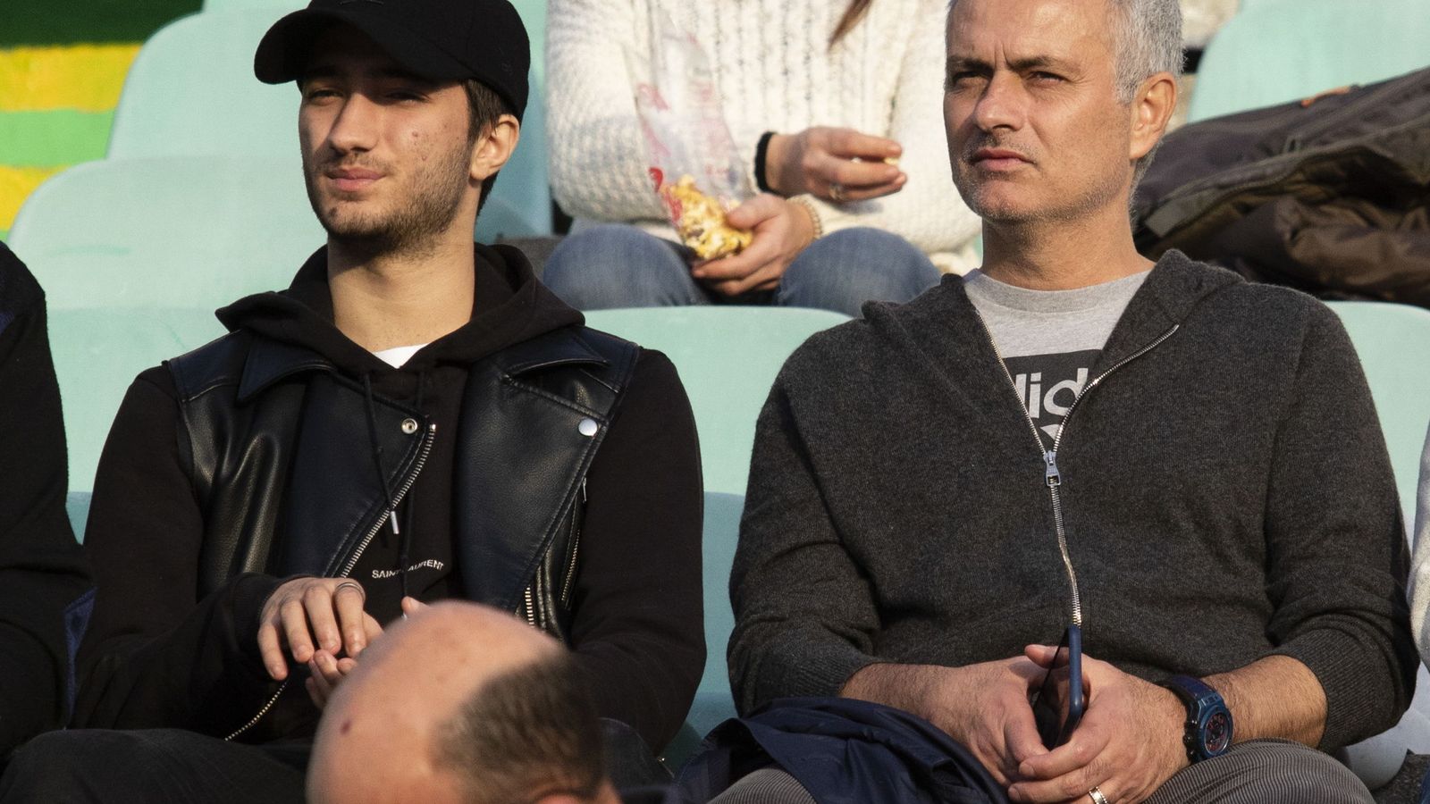 Foto: Mourinho, junto a su hijo, presenciando un partido después de ser despedido del Manchester United. (Efe)