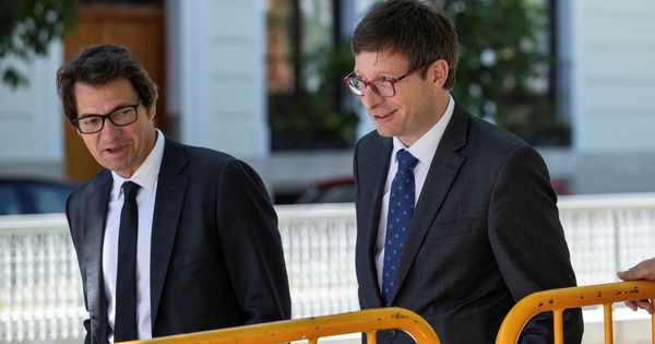 Foto: El 'exconseller' Carles Mundó junto a su abogado Josep Riba (i) en una imagen de archivo. (EFE)