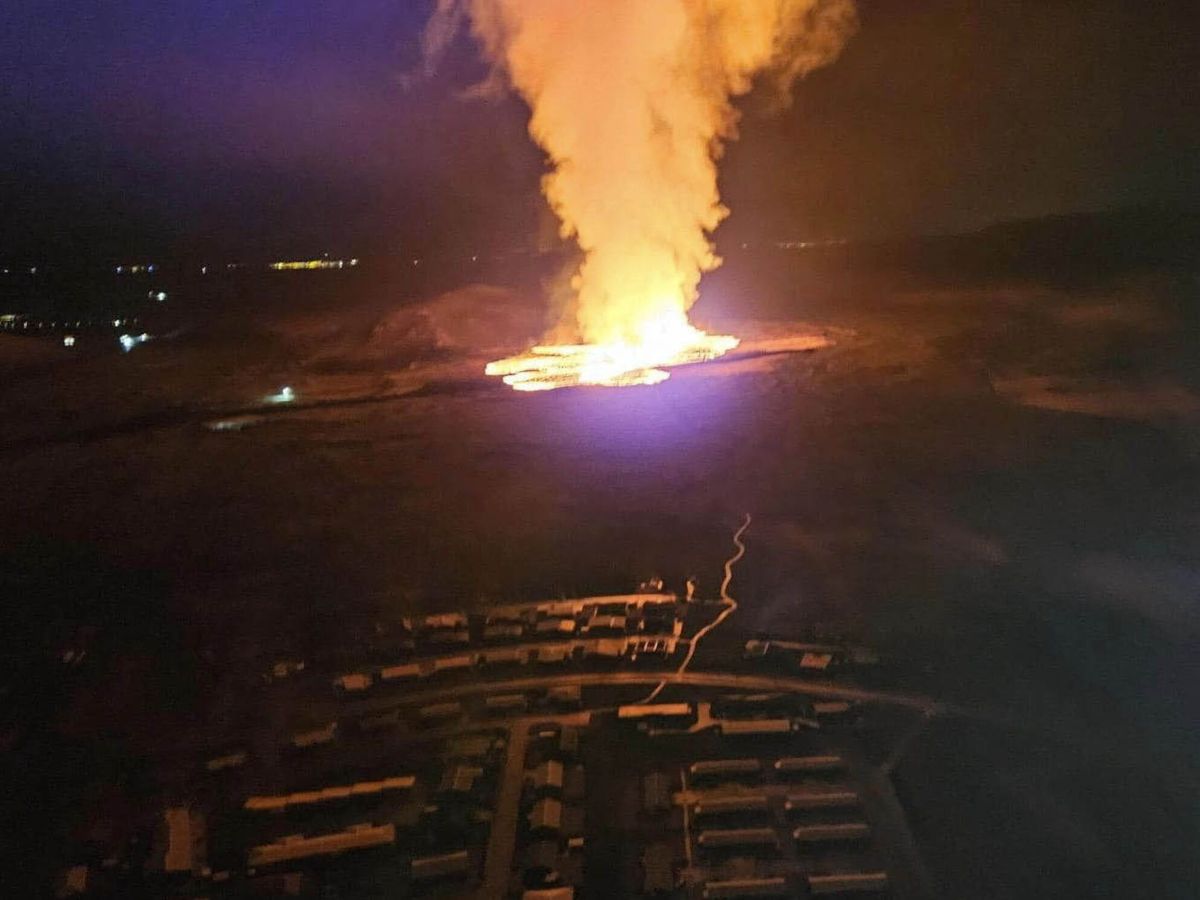 Foto: Erupción cerca de Grindavik, en Islandia. (EFE)