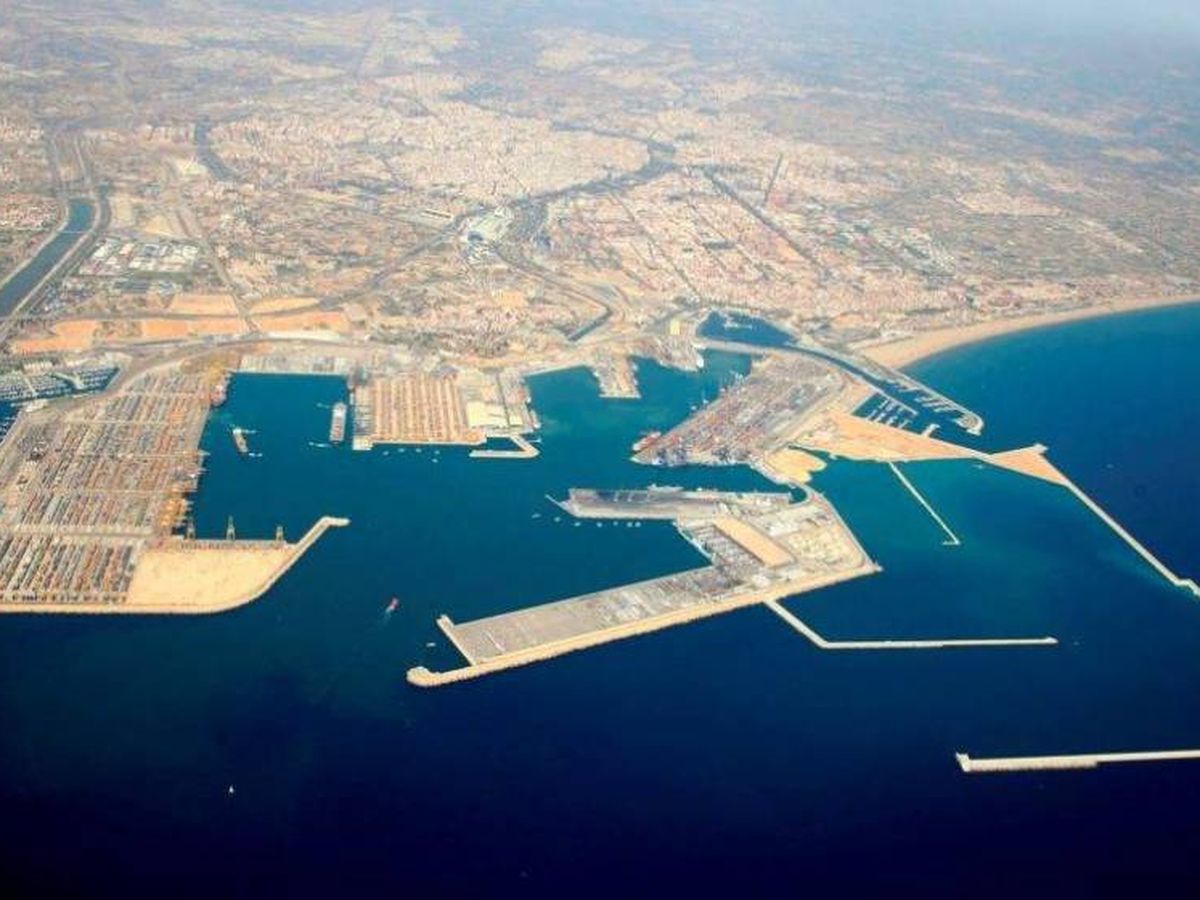 Foto: El puerto de Valencia. A la derecha, abajo, los diques de abrigo de la ampliación norte, todavía sin colmatar. (Valenciaport)