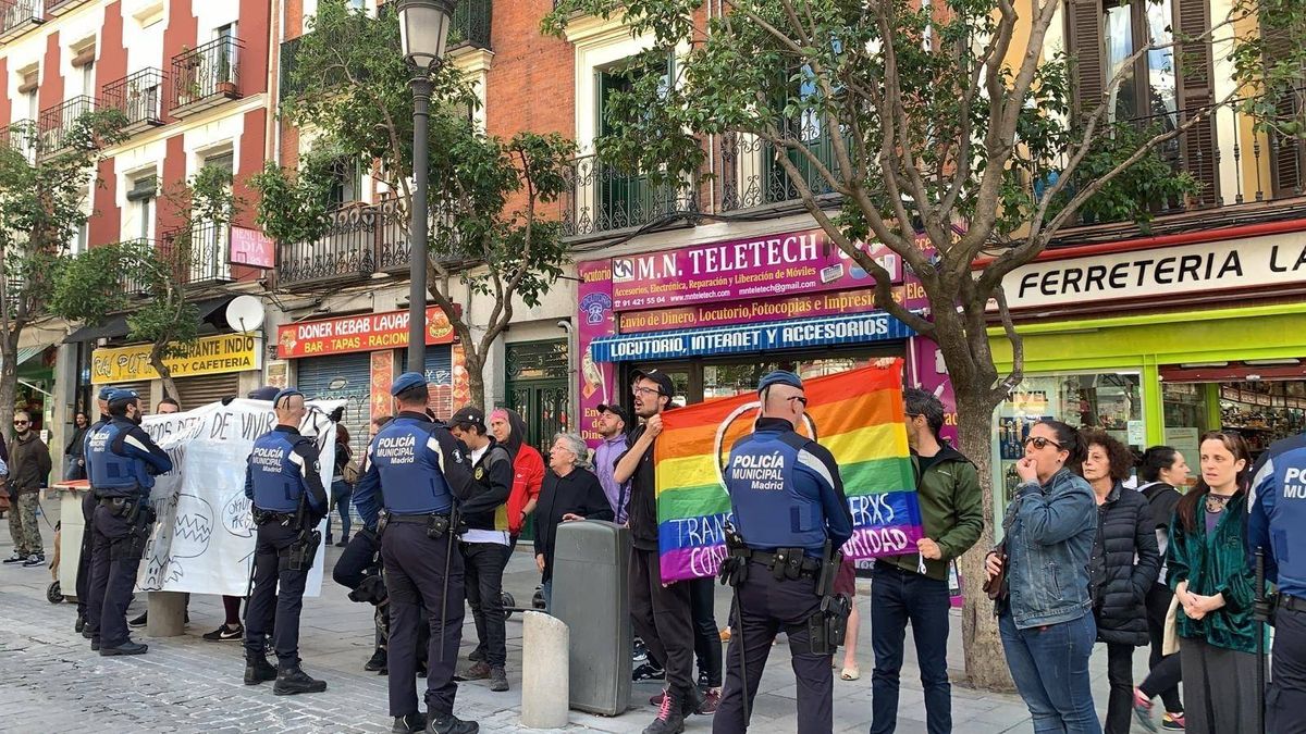 Lanzan rollos de papel e increpan a Aguado en un acto sobre okupación de Cs en Madrid