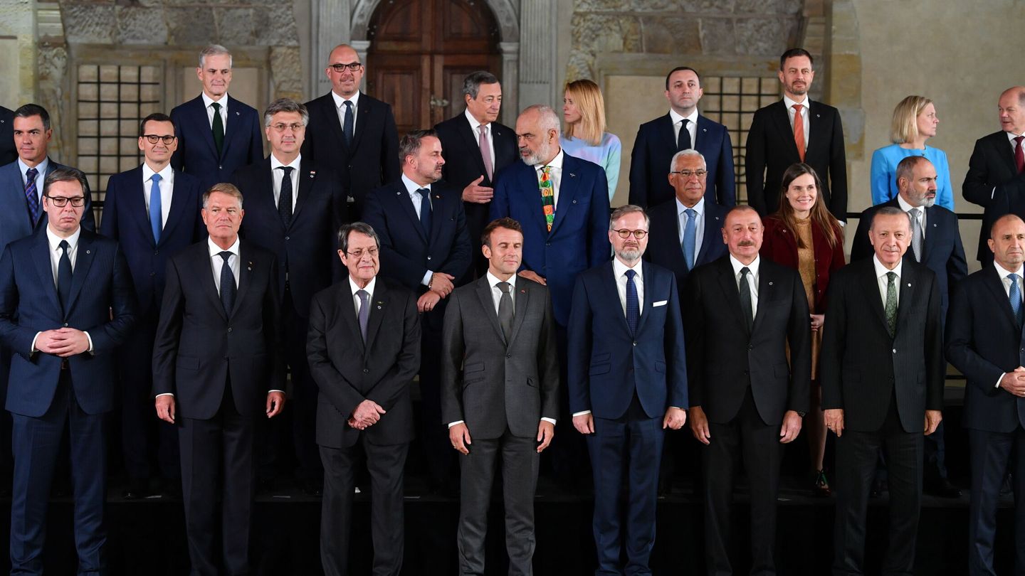 Líderes europeos en su reunión en Praga. (EFE)