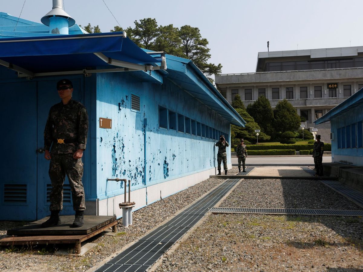 Foto: Soldados norcoreanos miran hacia la frontera con el sur. (EFE)
