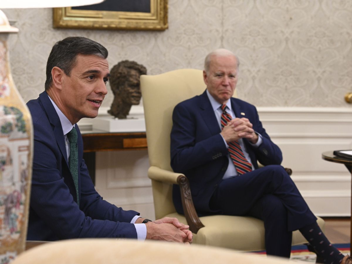 Foto: El presidente del Gobierno, Pedro Sánchez (i), y el presidente de los EEEUU, Joe Biden, en el Despacho Oval de la Casa Blanca. (EFE/Moncloa/Borja Puig de la Bellacasa)