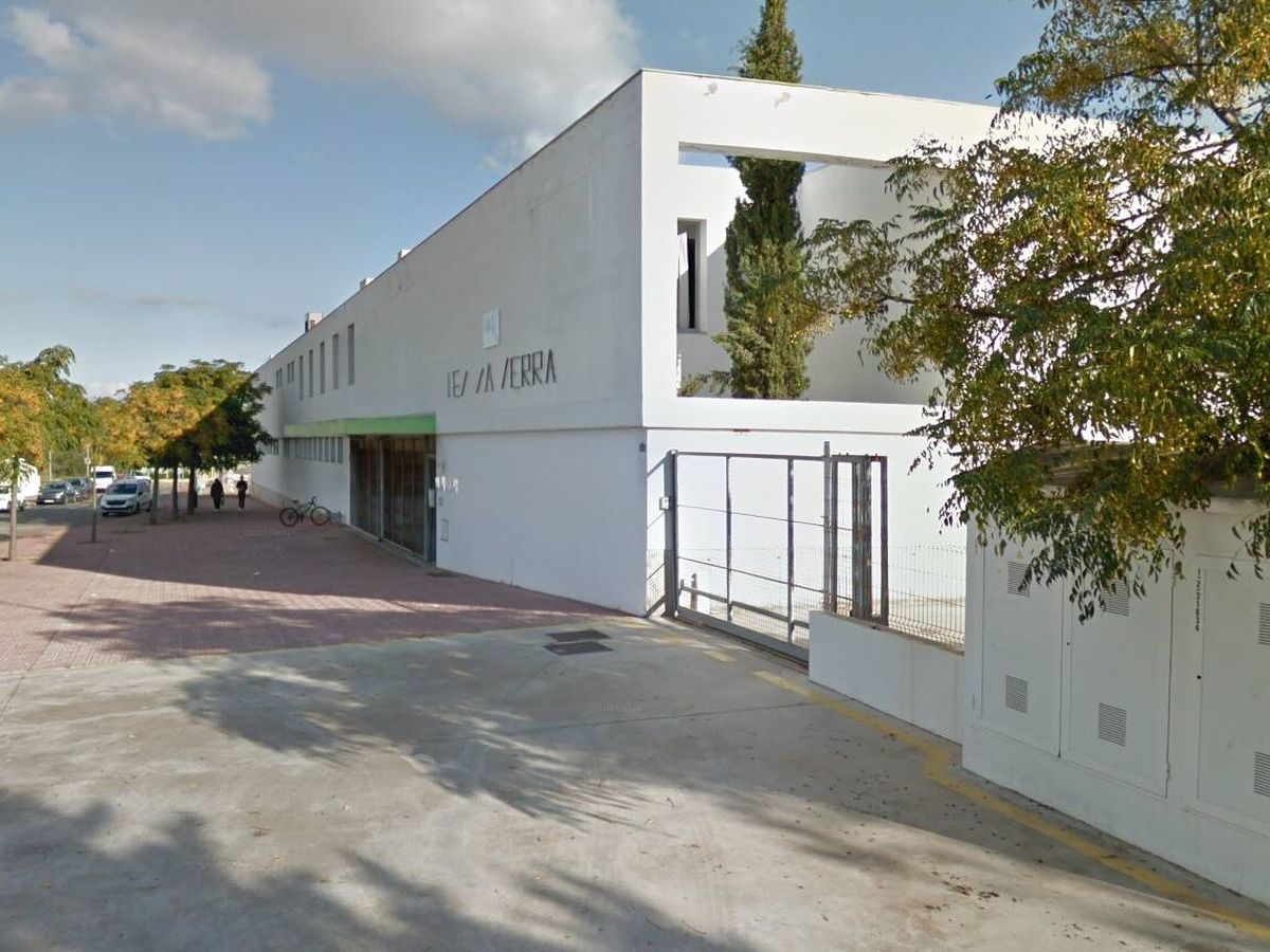Foto: Fachada del instituto de Secundaria 'Sa Serra', en Ibiza. (Google Maps)