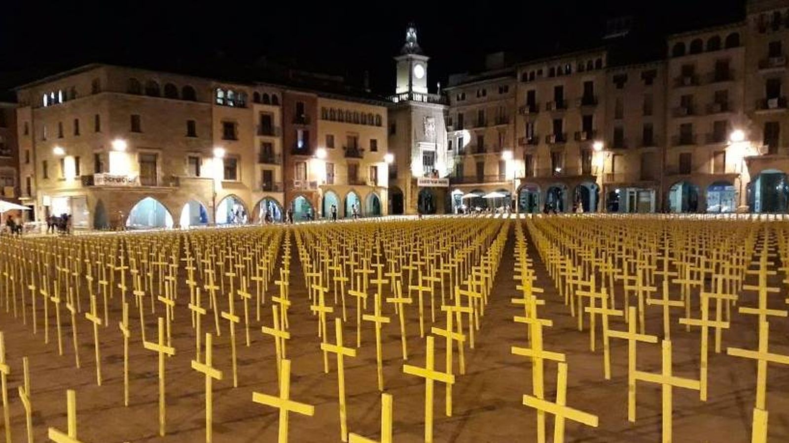 Foto: Foto de archivo de cientos de cruces eamarillas por los presos soberanistas en la plaza de Vic.