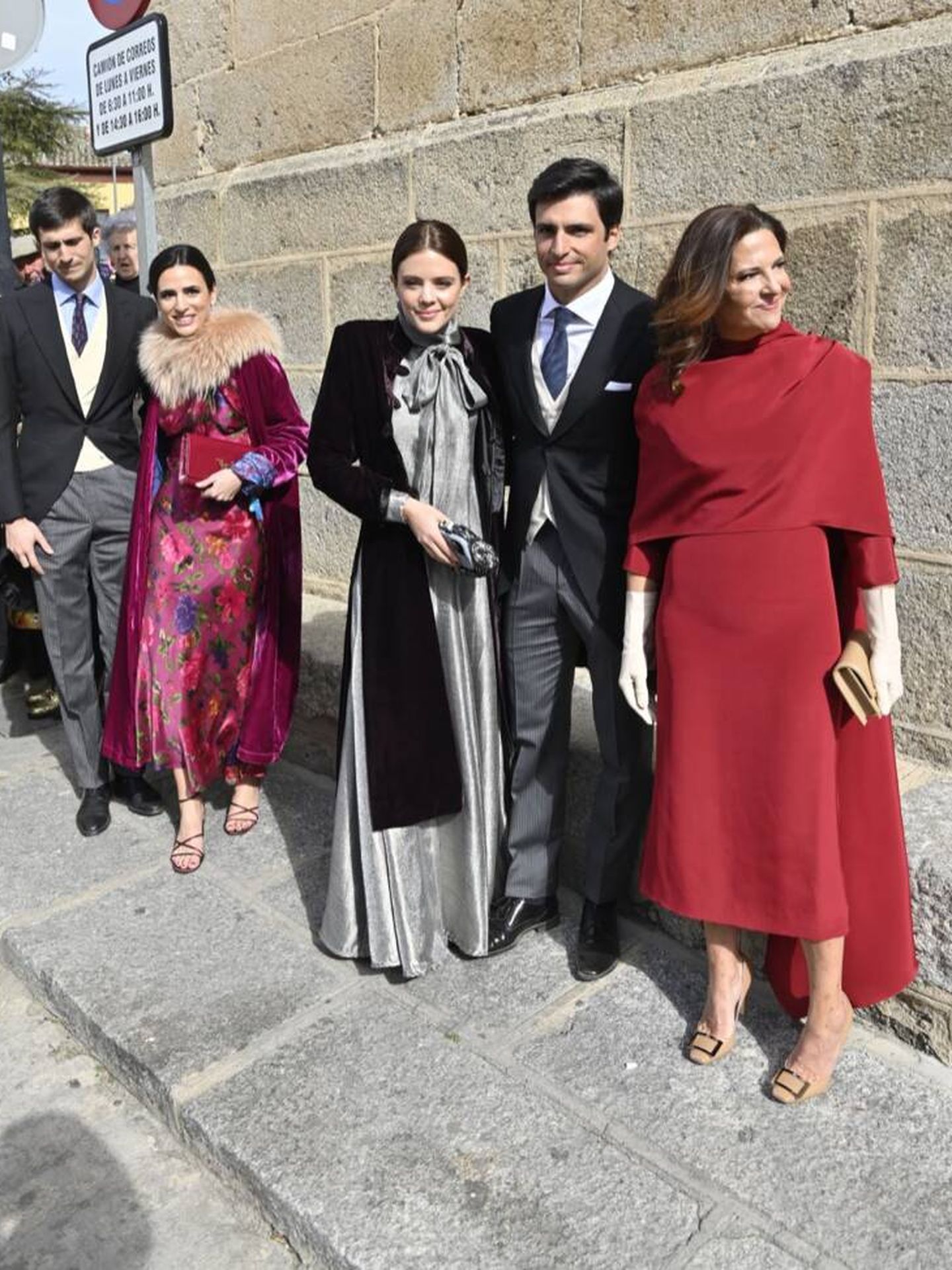 Blanca Sainz, junto a su pareja, su hermano y su madre en la boda de su hermana Ana. (Gtres)