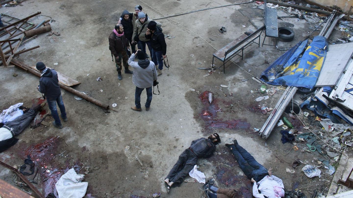 Combatientes rebeldes cerca de los cadáveres de milicianos del ISIS en Alepo (Reuters).
