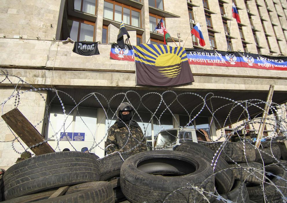 Foto: Un manifestante prorruso tras una barricada erigida frente al gobierno regional en Donestk, Ucrania (Reuters).