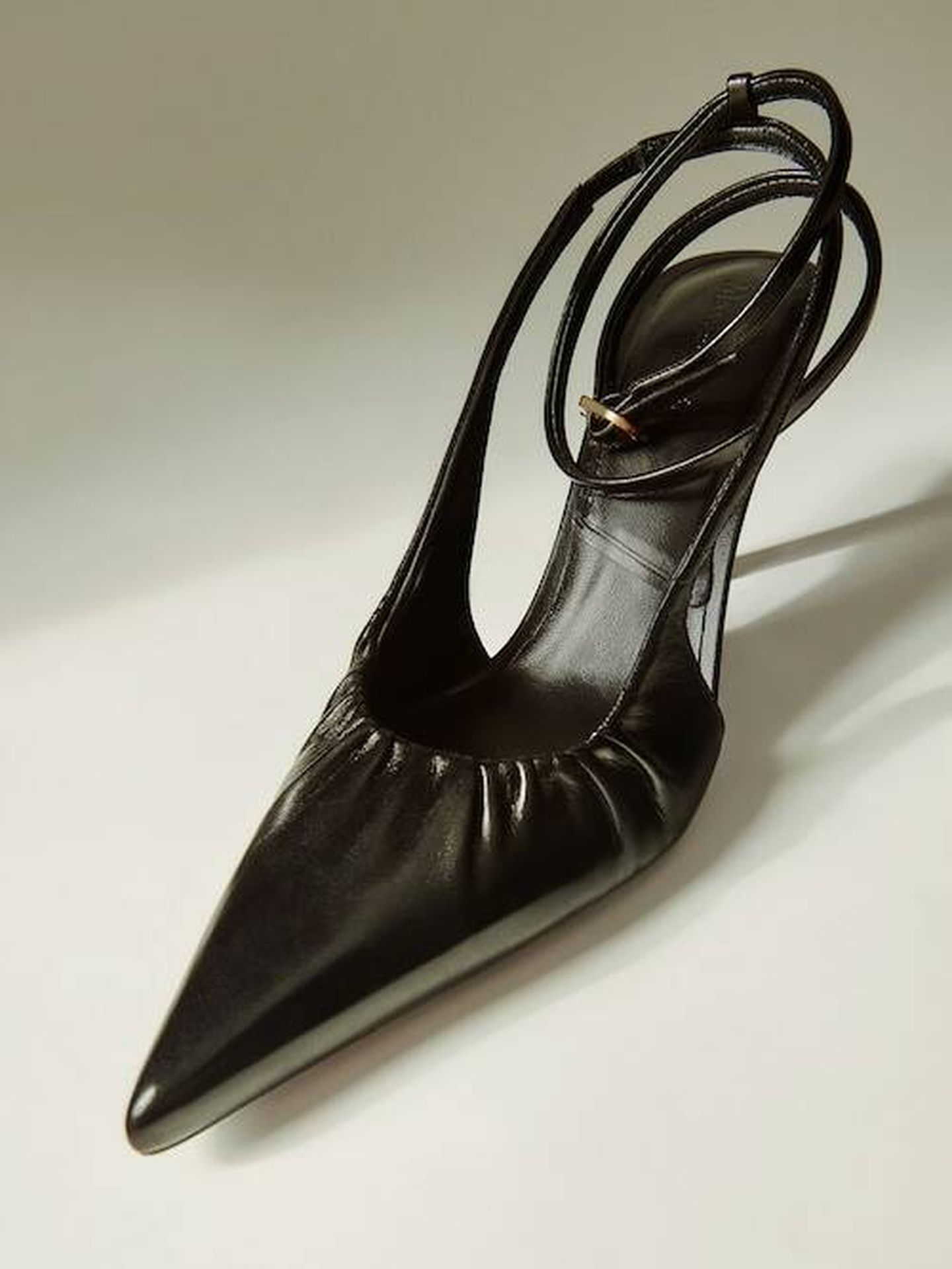 Los zapatos de salón 2 en 1 de Massimo Dutti. (Cortesía)