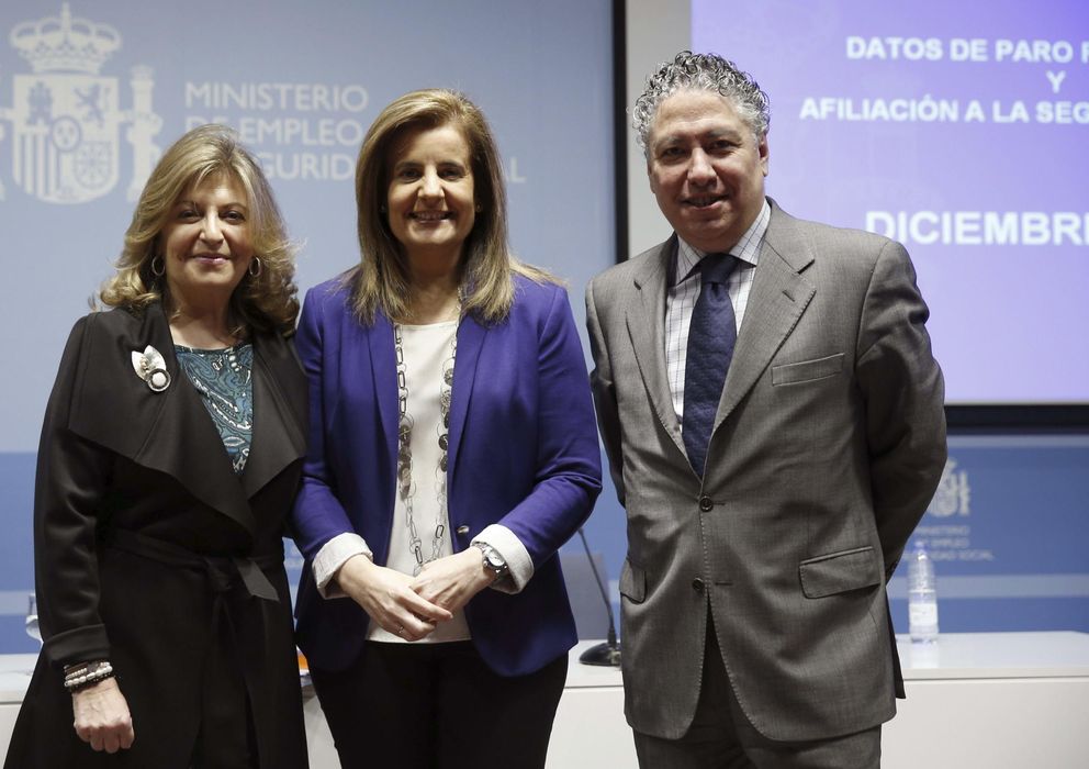 Foto: La ministra de Empleo, Fátima Báñez (c), junto a los secretarios de Estado de Empleo y de Seguridad Social, Engracia Hidalgo y Tomás Burgos. (EFE)