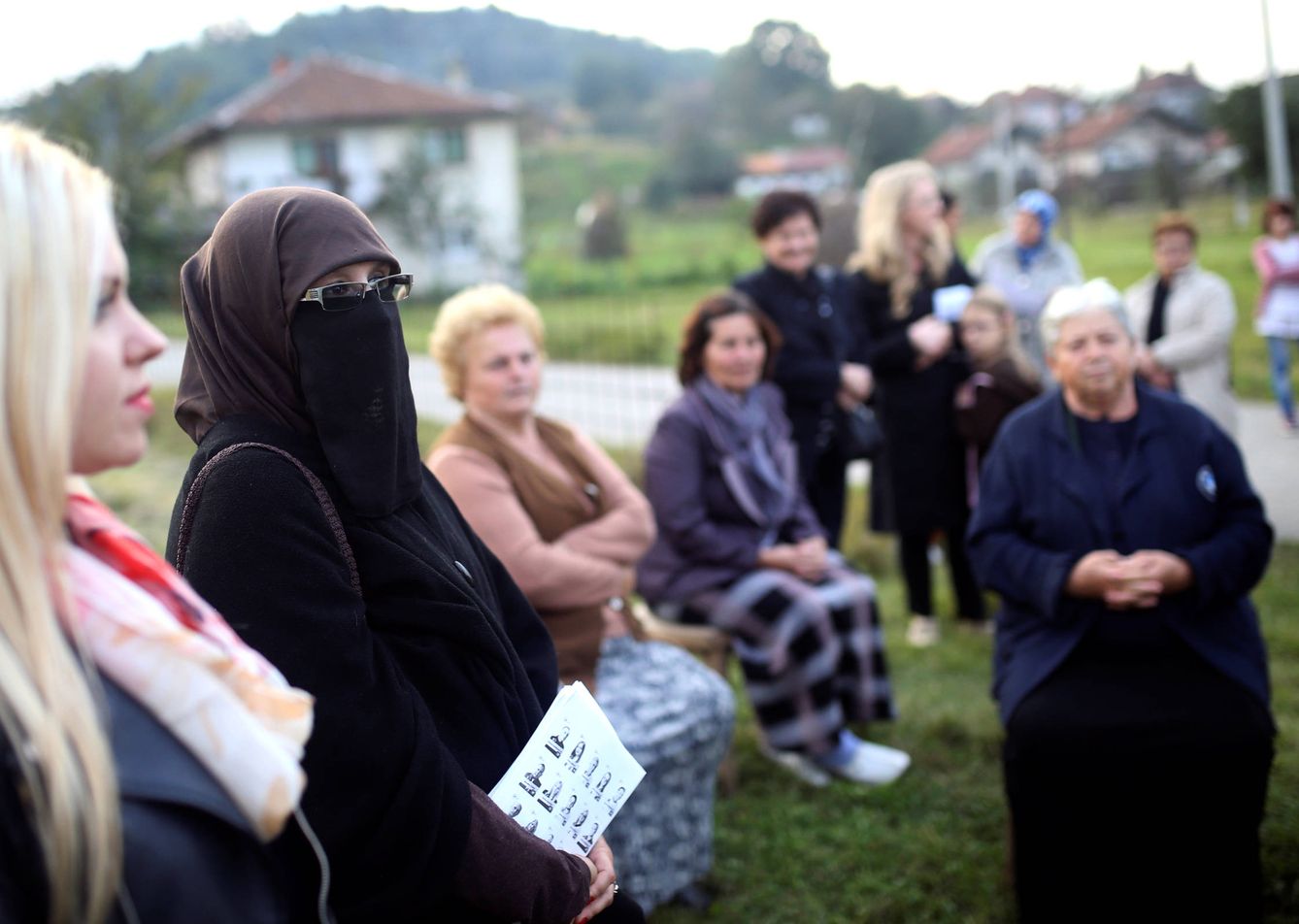 Indira Sinanovic, la primera candidata con niqab de Bosnia, en un mitin electoral en Zavidovici. (Reuters) 