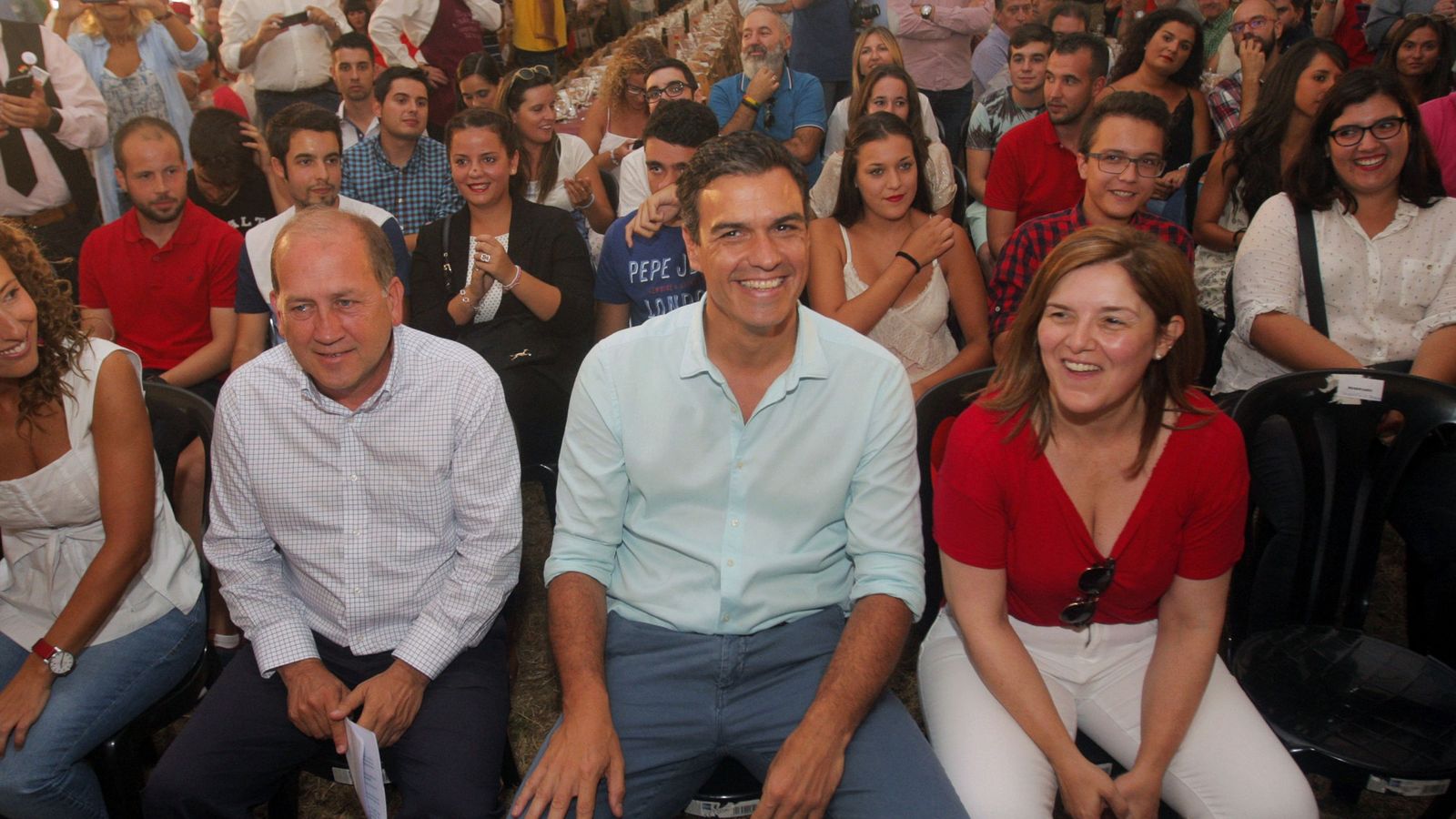 Foto: Sánchez, con el candidato socialista a la Xunta, Xoaquín Fernández Leiceaga, y la presidenta de la gestora del PSdeG, Pilar Cancela, este 3 de septiembre en Oroso, A Coruña. (EFE)