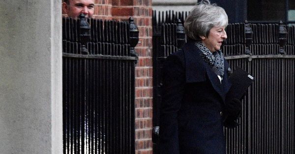 Foto: La primera ministra británica, Theresa May, sale del número 10 de Downing street, en Londres. (EFE)