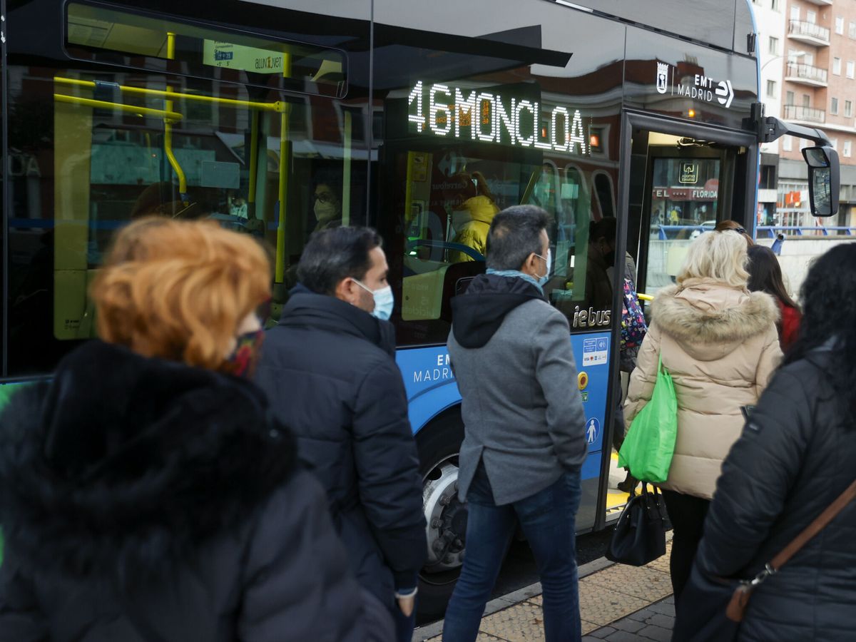 Foto: Varias personas cogen el autobús en Madrid. (EFE/Juan Carlos Hidalgo)
