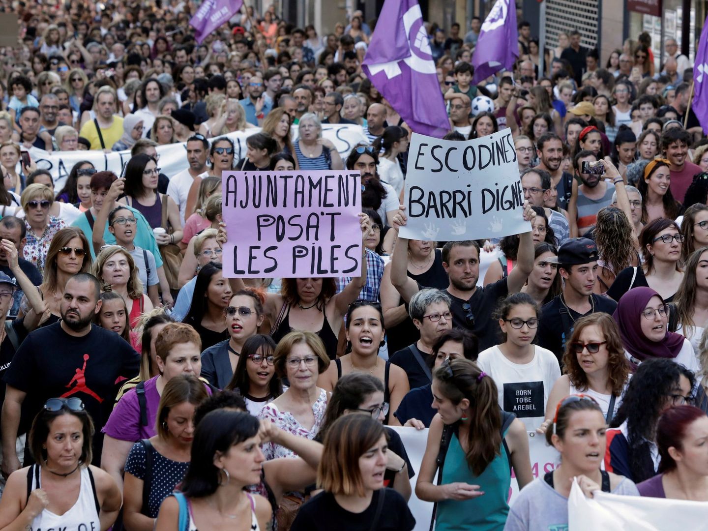Concentración de protesta por la agresión sexual a una menor de 17 años en Manresa (Barcelona). (EFE)