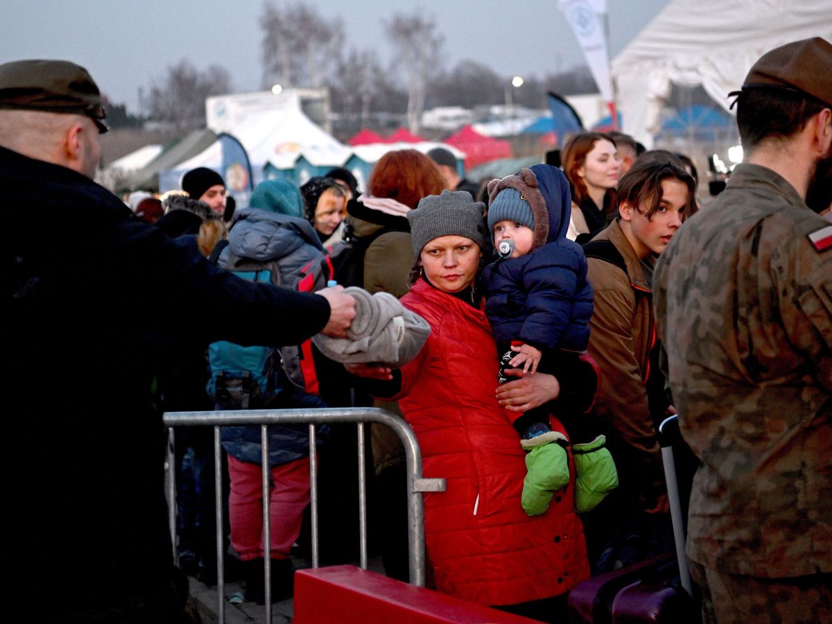 Foto: Refugiados ucranianos a su llegada a Medika, cerca de la frontera polaca. (EFE/Darek Delmanowicz)