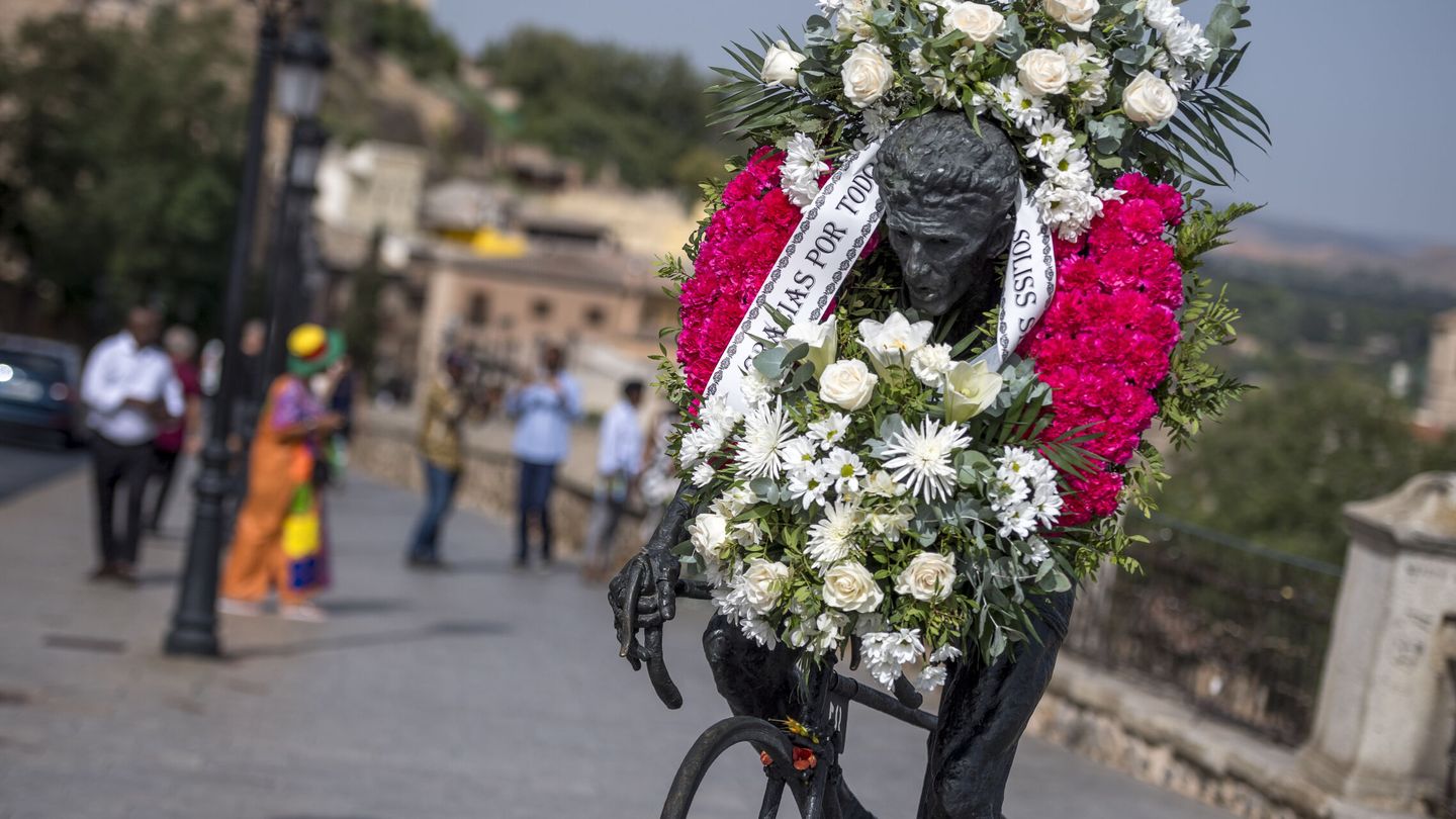 La estatua a Bahamontes, con una corona de flores. (EFE/Ismael Herrero)