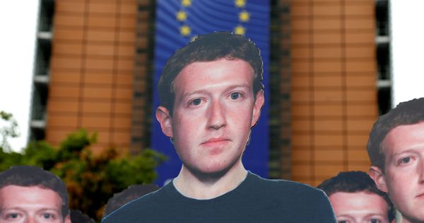 Foto: Caretas de Zuckerberg en una manifestación en Bruselas (Reuters)