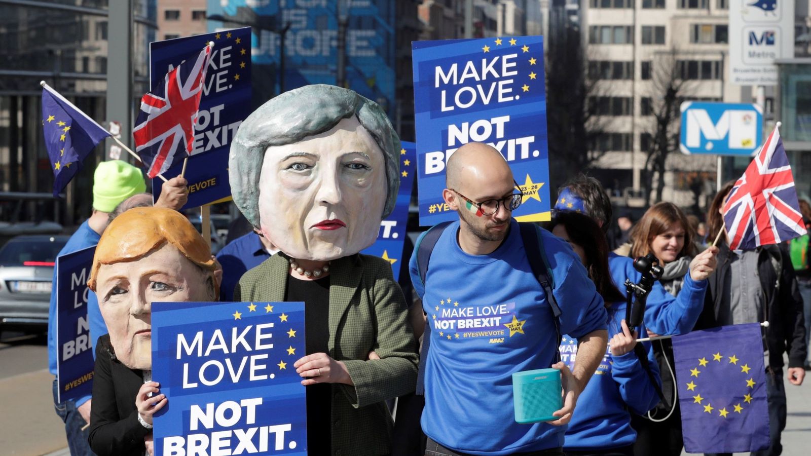 Foto: Varias personas se manifiestan frente a la Comisión Europea mientras protestan y exigen un segundo referéndum sobre el Brexit. (EFE)