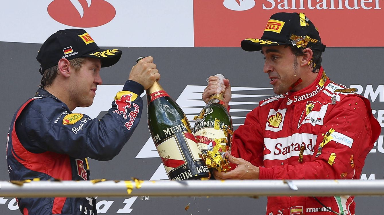Foto: Alonso vivió en 2012 su temporada más cerca del título con Ferrari. Quien le denegó el éxito fue Vettel, hoy en día en Maranello. (EFE)